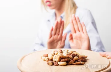 Love nuts and be afraid of gaining weight? Here are 3 strategies for you. Eating nuts will not get fat2