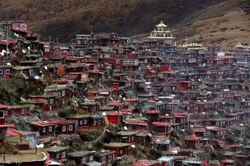 Tibetan funeral practices: daily burials and skull walls