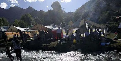 The traditional customs of the Tibetan Highlands, the bathing season of Gamma Zhiji, and the naked bathing of the young girls in the river