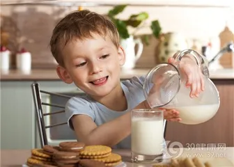 Will drinking milk before going to bed make you fat?