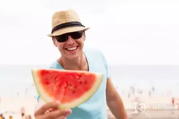 Watermelon has high calories, eating too much in summer can lead to obesity