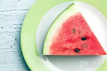 Be careful to eat too much watermelon to gain weight in summer