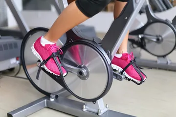 Xie Na rides a bicycle at night just to lose weight?